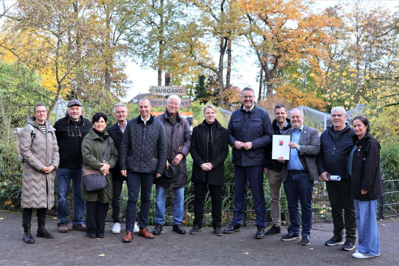 Große Freude an der Flamingoanlage des Landauer Zoos über die Übergabe des Förderbescheids. (Foto: Stadt Landau)