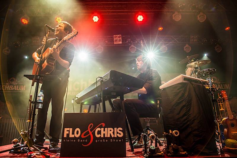 Chris & Flo sorgen mit ihren Arrangements im Weinzelt auf dem Schloßplatz für ausgelassene Stimmung.  (Foto: Yves Otterbach)