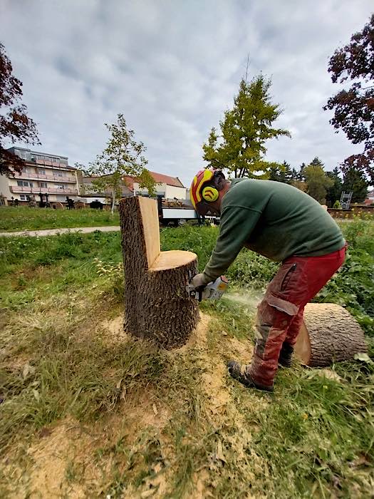 Arbeiten an den Holzstühlen (Foto: Stadtverwaltung Schifferstadt)