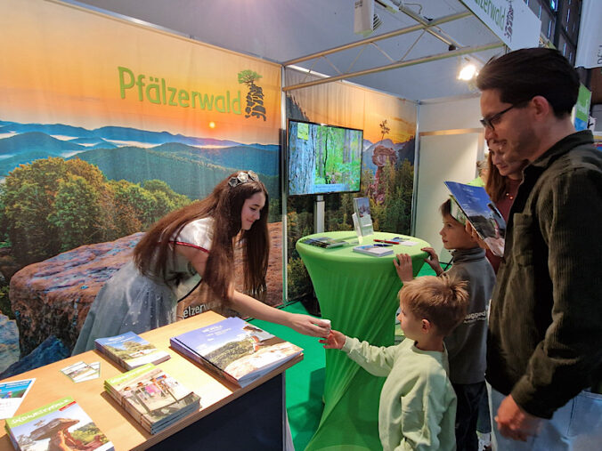 Marktgräfin Johanna verstärkte das Team am Pfälzerwald-Stand. (Foto: Pfälzerwald Tourismus)