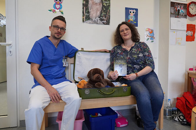 Dr. med. Michael Zimmer, Geschäftsführender Oberarzt und Leiter der pädiatrischen Intensivmedizin, begrüßte die Autorin, Manuela Shania Doll, in der Kinderklinik. (Foto: Westpfalz-Klinikum)