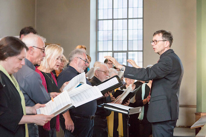 formierte sich ein Projektchor unter Leitung von Bezirkskantor Tobias Martin anlässlich des Dekanatskirchenmusiktags. (Foto: Prot. Dekanat LU/Wagner)