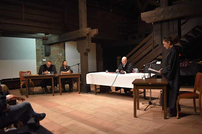 Die Staatsanwaltschaft (rechts) liest die Anklage vor und der Richter (Mitte) notiert sich den geschilderten Sachverhalt. Als nächstes darf sich Hänsels und Gretels Anwalt (links) dazu äußern. (Foto: Stadt Kaiserslautern)