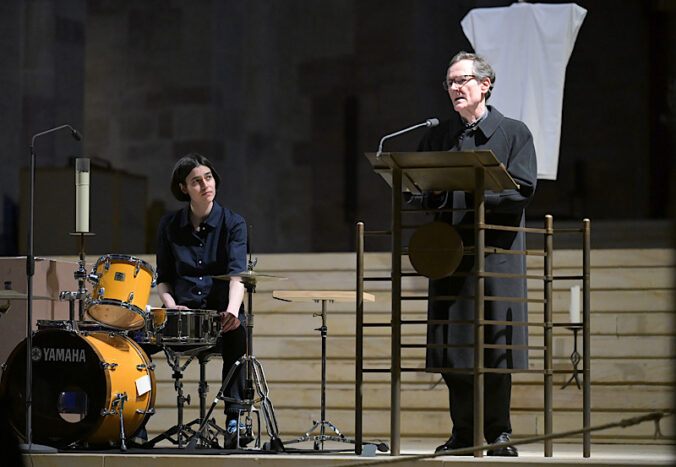Schlagzeugerin Leonie Klein und Domdekan Dr. Christoph Kohl beim Konzert „Schlag auf Schlag“ in der Karwoche 2025 (Foto: Domkapitel Speyer, Foto: Klaus Landry)