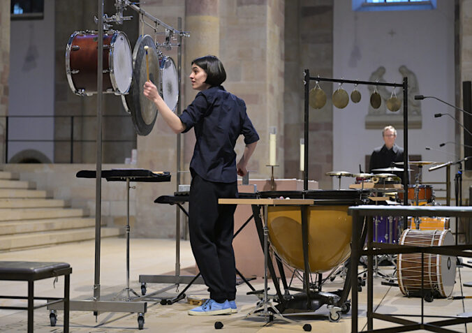 Schlagzeugerin Leonie Klein und Domdekan Dr. Christoph Kohl (Quelle: Domkapitel Speyer, Foto: Klaus Landry)