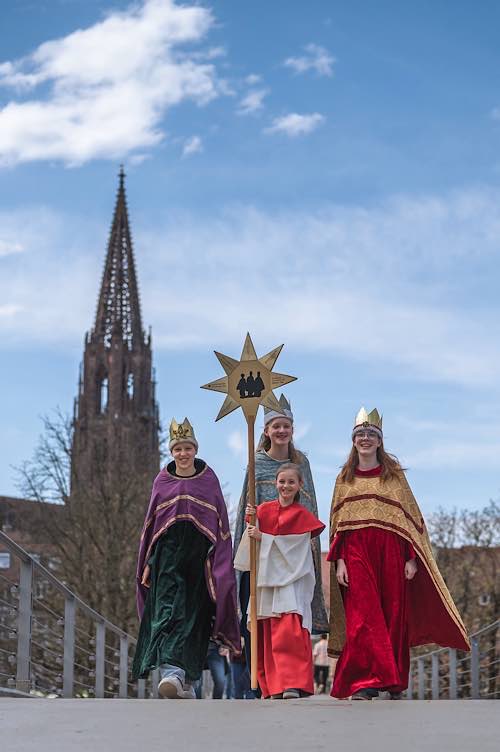 Die Sternsinger Samuel (12), Emma (13), Lisa (13, von links) und Larissa (10, vorne) (Foto: Peter Cupec / Erzbistum Freiburg)