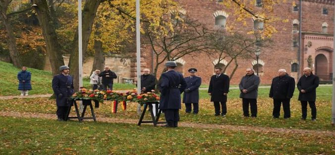 Gedenken am Ehrenmal in Germersheim. (Foto: Proulx /Bw)