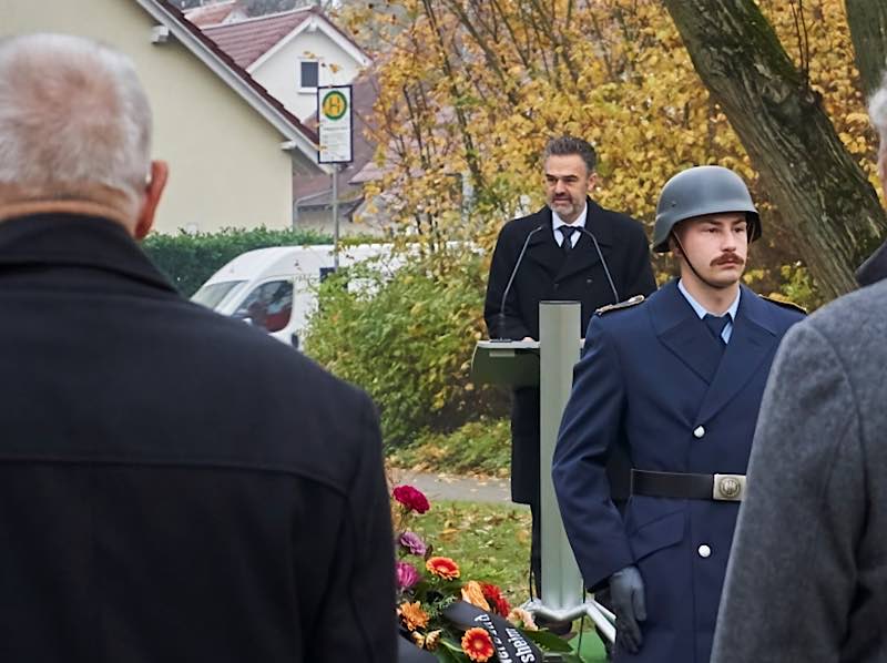 Erster Beigeordneter Dr. Sascha Hofmann bei seiner Ansprache. (Foto: Proulx /Bw)
