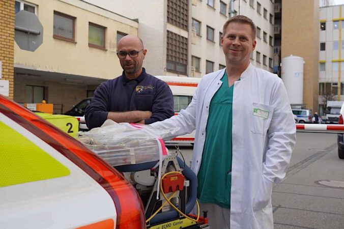 Christian Hardt (l.), Ärztlicher Leiter Rettungsdienst in der Westpfalz, und Dr. med. Michael Kinn, Projektleiter MIC Kaiserslautern (Foto: Westpfalz-Klinikum)