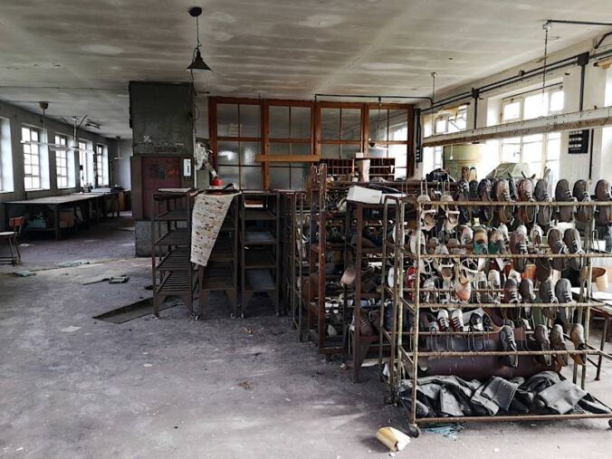 Blick in die stillgelegte Produktion der Palatia Schuhfabrik. Ab 1911 wurden von Jakob Hildenbrand in Gersbach Schuhe produziert – zunächst im Wohnhaus und ab 1935 in einem Neubau. (Foto: Sammlung Stadtarchiv)