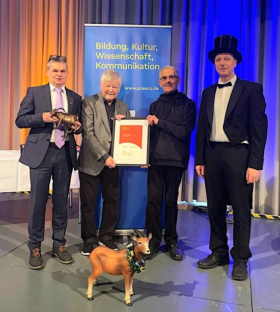 Berthold Schnabel und Hans-Joachim Hinrichs nehmen mit den Stadtbürgermeistern Dieter Dörr (Deidesheim) und Andreas Ohler (Lambrecht) die offizielle Urkunde entgegen. (Foto: Tourist Service GmbH Deidesheim)