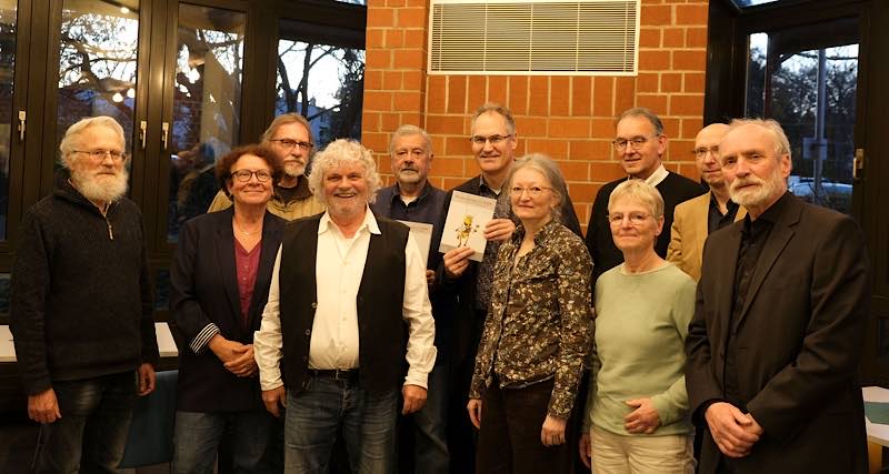 Landrat Dietmar Seefeldt (Mitte), Erster Kreisbeigeordneter Georg Kern (rechts neben dem Landrat), Redaktionsleiter Dr. Rainer Tempel (links neben dem Landrat), Kreisarchivar Dr. Andreas Imhoff (rechts) und die Mitglieder des Redaktionsausschusses präsentieren das neue Heimatjahrbuch für den Landkreis Südliche Weinstraße. (Foto: KV SÜW)