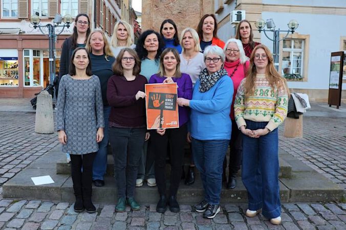 Auch die Landauer Stadträtinnen zeigen Gesicht, unterstützen die Kampagne überparteilich und setzen gemeinsam ein wichtiges politisches Signal für den Schutz und die Rechte von Frauen. (Quelle: Stadt Landau)