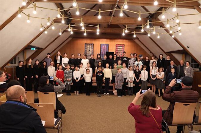Die Preisträger, gemeinsam mit Ralph Hoffmann (Rotary-Präsident), Stefan Glöckner (Leiter der Städtischen Musikschule) und Prof. Gabriela Konkol (Jury-Mitglied aus Sopot, Polen). (Foto: Städtische Musikschule FT)