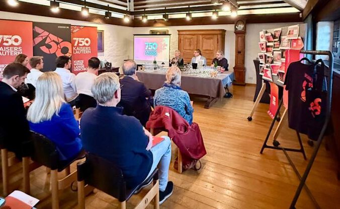 Beate Kimmel, Alexander Heß und Guerel Sahin von der Agentur Peaks präsentierten das Design des Jubiläumsjahres und die Veranstaltungsprogramm. (Foto: Stadt Kaiserslautern)