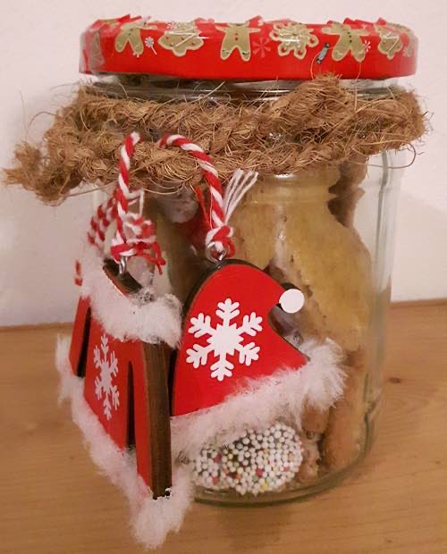 Nachhaltig: Ein Marmeladenglas eignet sich hervorragend als Geschenkverpackung, nicht nur für leckere Weihnachtsgutsel. (Foto: Stadt Pirmasens / Lehr)