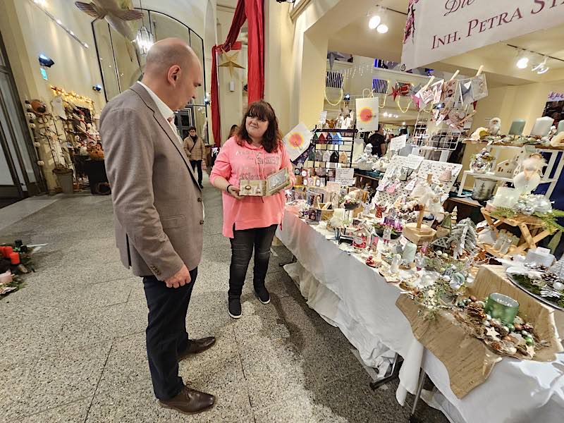 Bürgermeister Manfred Schulz schlenderte nach der Eröffnung noch durch die Fruchthalle, wo er mit den Händlerinnen und Händlern ins Gespräch kam. (Foto: Stadt Kaiserslautern)