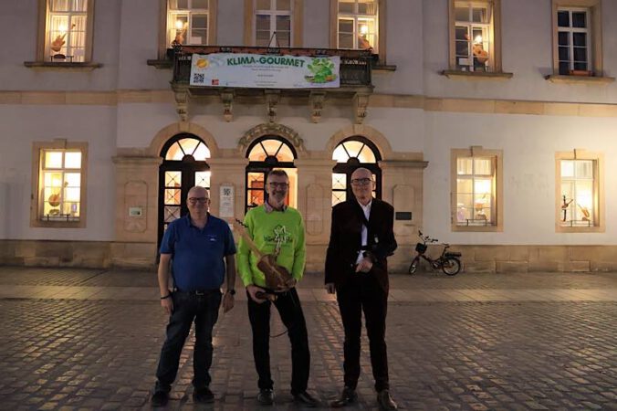Verwaltungsmitarbeiter Gernot Cadorin, Künstler Erwin Würth und Oberbürgermeister Dominik Geißler vor den Instrumentenleuchten im Landauer Rathaus. (Quelle: Stadt Landau)