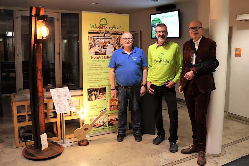 Verwaltungsmitarbeiter Gernot Cadorin, Künstler Erwin Würth und Oberbürgermeister Dominik Geißler freuen sich über die Ausstellung der Instrumentenlampen im Landauer Rathaus. (Quelle: Stadt Landau)