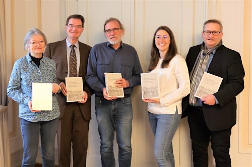 Übergabe des Buchprojekts für die Schulbibliotheken der Landauer Gymnasien und der Integrierten Gesamtschule. (Quelle: Stadt Landau)