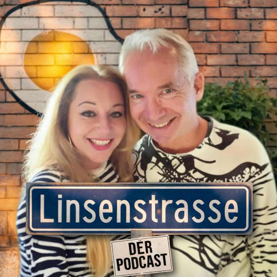 Die ehemaligen „Lindenstraße“-Schauspieler Rebecca Siemoneit-Barum und Claus Vinçon zeichnen am 6. Dezember 2025 im Museum Wilhelmsbau live vor Publikum eine neue Folge ihres Podcasts „Linsenstrasse“ auf. (Quelle: Linsenstrasse)