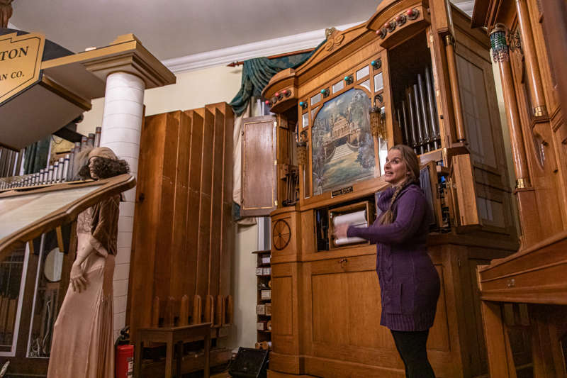 Klangkünstlerin Sina Hildebrand-Arnold führt durch den Abend und erzählt spannende Hintergründe zu den historischen Orgeln sowie mechanischen Musikinstrumenten des Hauses. (Foto: TMSNHSP)