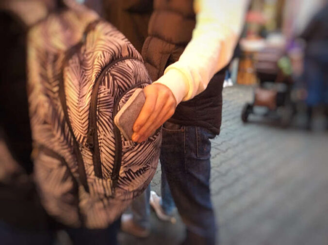 Symbolbild Polizei Taschendiebstahl (Foto: Polizeipräsidium Westpfalz)