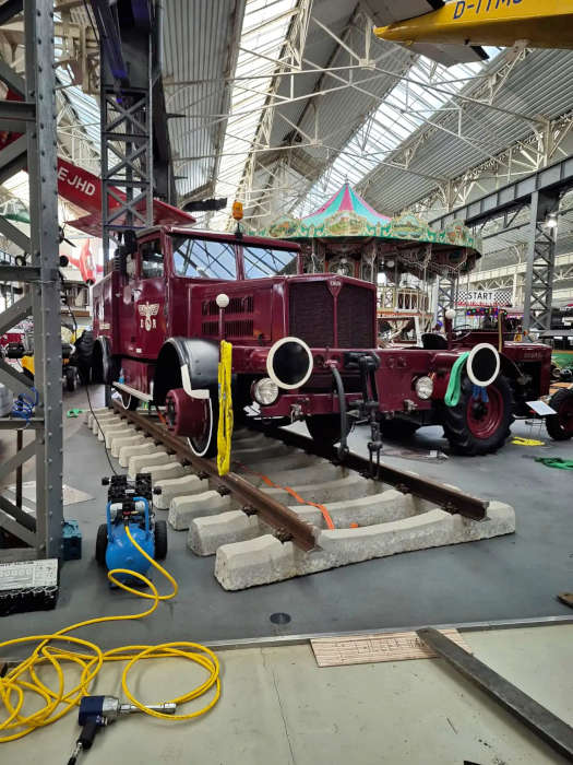 Umfangreiche Umbauarbeiten für ein besonderes Fahrzeug im Technik Museum Speyer IQuelle: TMSPSNH)