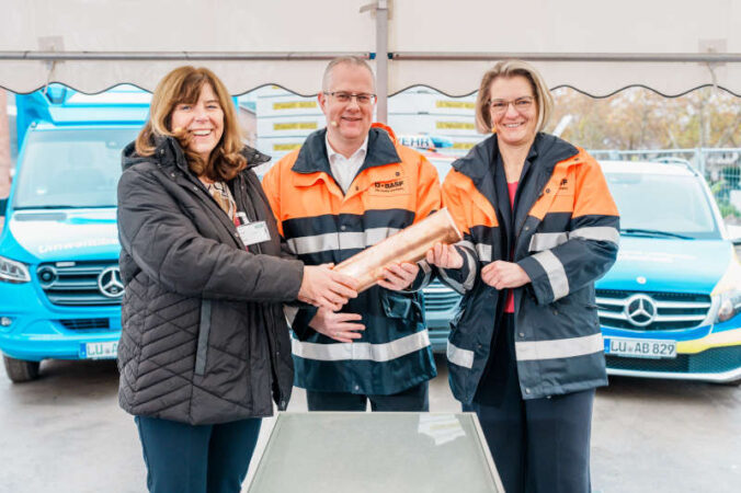 Dr. Katja Scharpwinkel, Standortleiterin Ludwigshafen und Mitglied des Vorstands der BASF, Jutta Steinruck, Oberbürgermeisterin der Stadt Ludwigshafen sowie Sinischa Horvat, Betriebsratsvorsitzender der BASF, befüllten gemeinsam eine Zeitkapsel. (Foto: BASF/Andreas Henn)