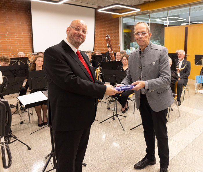 Kreisbeigeordneter Peter Schmidt (r.) gratuliert Jochen Lorenz. (Foto: Reiner Voß / Kreisverwaltung Kaiserslautern)