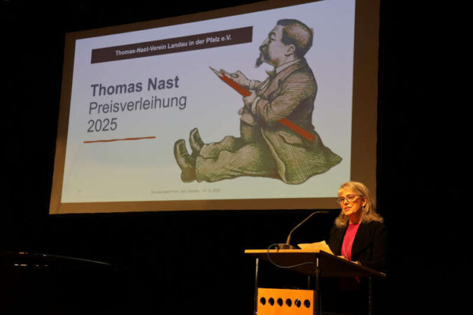 Ann Telnaes ist kürzlich im Alten Kaufhaus in Landau mit dem Thomas-Nast-Preis 2025 ausgezeichnet worden. (Quelle: Stadt Landau)