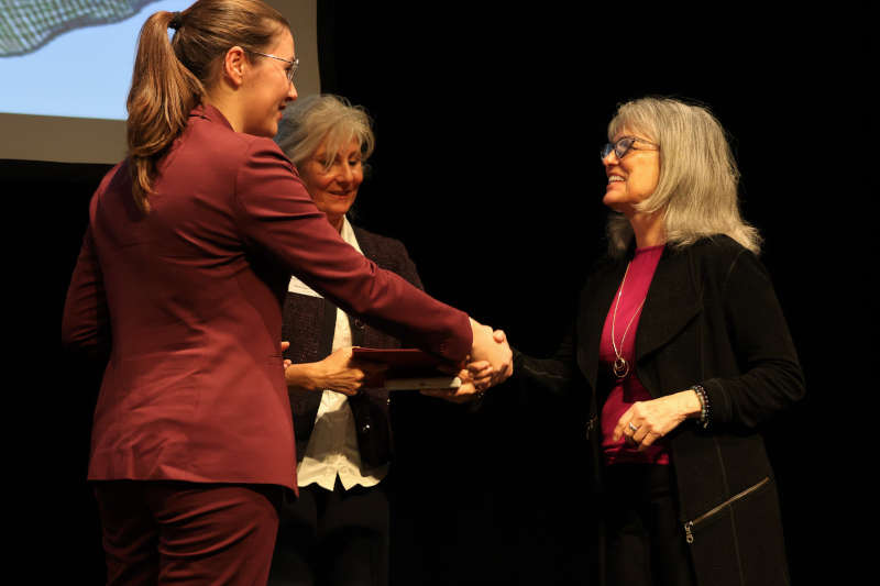 Beigeordnete Lena Dürphold (l.) und die Vorsitzende des Thomas-Nast-Vereins Gudrun Stübinger-Kohls (M.) gratulieren Ann Telnaes zur Auszeichnung mit dem Thomas-Nast-Preis. (Quelle: Stadt Landau)