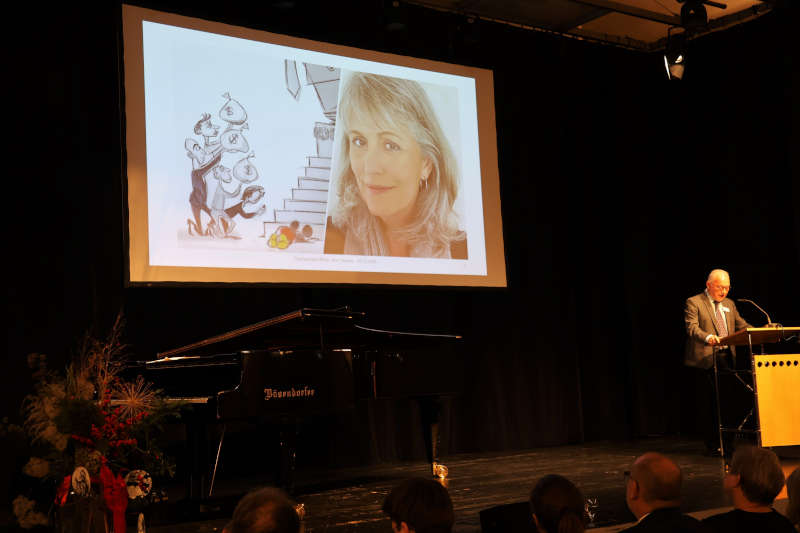 Ann Telnaes hatte Anfang des Jahres die Zusammenarbeit mit der Washington Post beendet, nachdem ihre Karikatur über das Verhältnis zwischen Jeff Bezos und Donald Trump nicht veröffentlicht worden war. (Quelle: Stadt Landau)