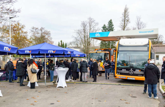 H2 MOBILITY und rnv nehmen neue Wasserstofftankstelle in Ludwigshafen am Rhein in Betrieb (Foto: rnv GmbH/Haubner)