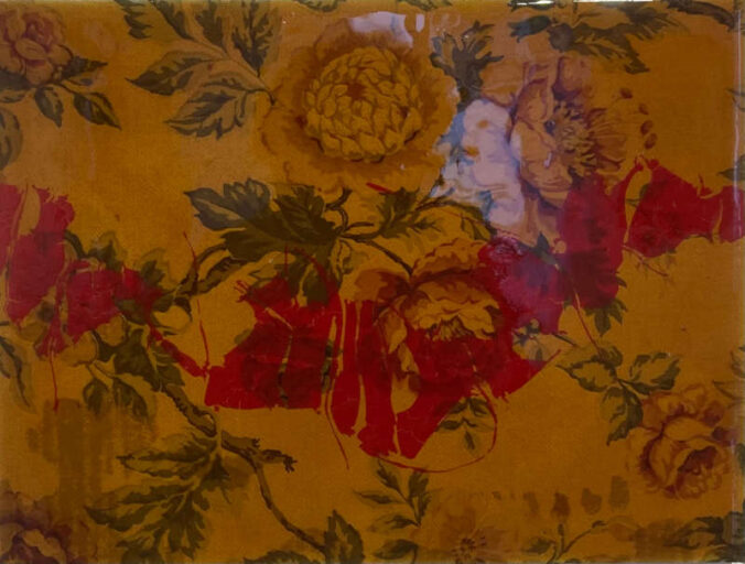 Mit Schellack und Siebdruck überarbeitete Tapete einer lange verlassenen Wohnung (Foto: Klaus Kadel-Magin)