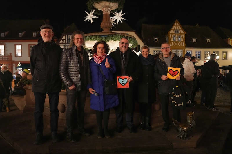 v.l.: Peter Reinhardt (Bürgerstiftung Neustadt), Künstler Ed Heck, Jutta Hofmeister (Bürgerstiftung Neustadt), OB Marc Weigel, Kunsthistorikerin Susanne Wegner und Kulturbotschafter Gerhard Hofmann (Foto: Holger Knecht)
