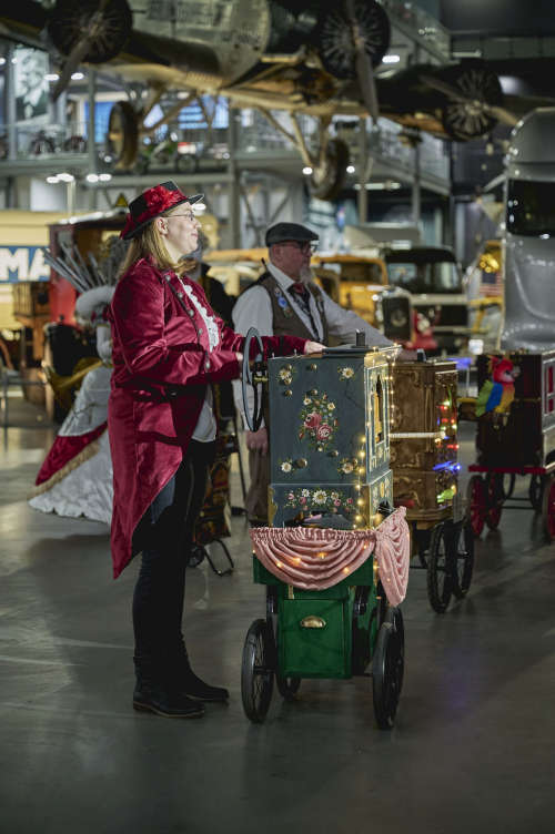 Dank der Pflege und des Engagements ihrer Spieler erklingen diese kunstvoll verzierten Instrumente bis heute in voller Pracht. (Quelle TMSNHSP)