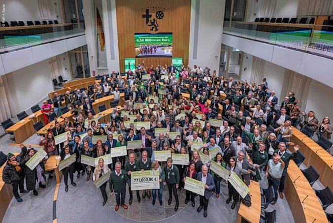 Spendenscheckübergabe (Foto: Rolf H. Epple)