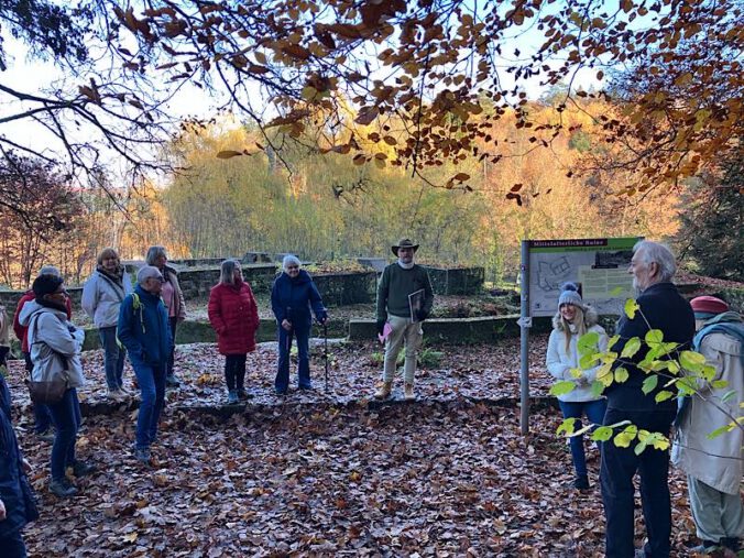 Die Gruppe mit Gästeführer Frank Decker & Miriam Krumbach, beim geführten Spaziergang über den Premium-Spazierwanderweg Zweibrücker Fasanenjagd am 8.11.2025, im Rahmen des Projekts Stadt Land zu Fuß. (Foto: Stadt Zweibrücken)