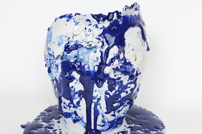 Porzellanvasen der Serie „Let It Burn“ (Quelle: Lucie Vobr-Jestrabikova)