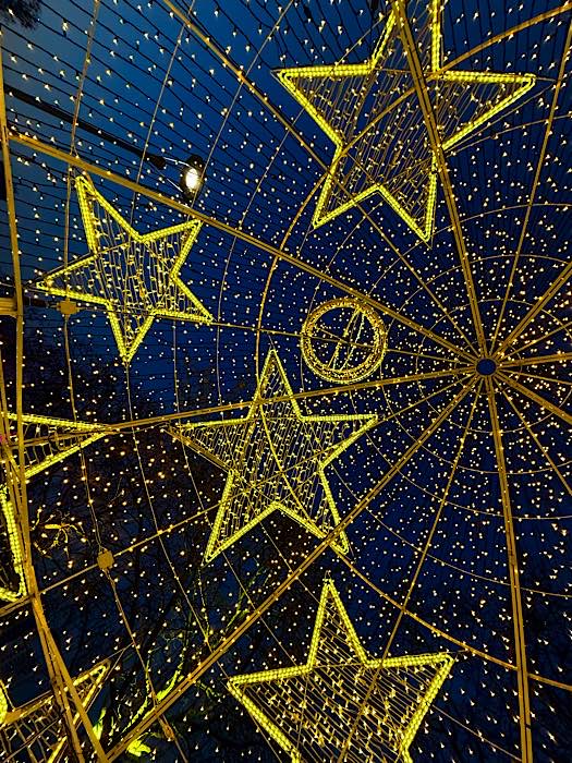 Im Inneren der Weihnachtskugel (Foto: Holger Knecht)