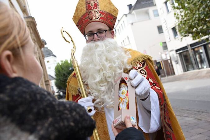 Der heilige Nikolaus bereitet mit einem Schokonikolaus eine kleine Freude. (Foto: Theresa Meier)