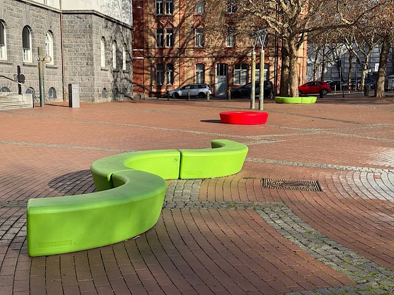 Sitzmöbel auf dem Europaplatz (Foto: Lukom)