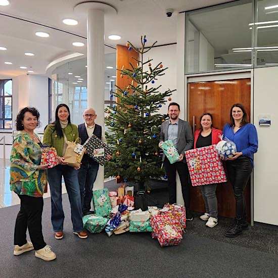 Daniela Scheifling (Volksbank), Beigeordnete Anja Pfeiffer, Jugendreferatsleiter Ludwig Steiner, Georg Weber (Volksbank), Christina Krause (SBBD) und Stefanie Kraft (SBBD) vor dem Wunschbaum in der Volksbank-Filiale. (Foto: Stadt Kaiserslautern)