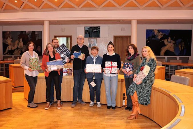 Oberbürgermeister Dominik Geißler und die Unterstützerinnen und Unterstützer des Weihnachtswunschbaums. (Quelle: Stadt Landau)