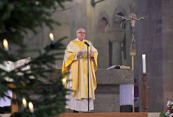 Bischof Dr. Karl-Heinz Wiesemann bei der Predigt zum Weihnachtsfest 2025 im Speyerer Dom (Quelle: Bistum Speyer, Foto: Klaus Landry)