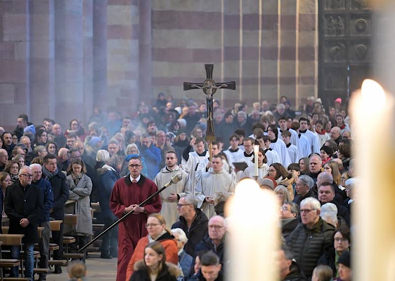 Einzug zum Pontifikalamt am 1. Weihnachtstag 2025 (Quelle: Bistum Speyer, Foto: Klaus Landry)