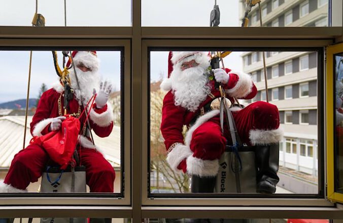 Nikoläuse am Fenster (Foto: Holger Knecht)