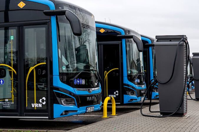 29 vollelektrische Stadtbusse der DB Regio Bus Mitte GmbH (DRM) sorgen künftig für einen leiseren, emissionsfreien und zugleich komfortablen Stadtbusverkehr. (Foto: Klaus Venus)