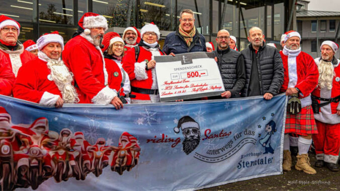 Ministerpräsident Alexander Schweitzer als Schirmherr der Rolf Epple Stiftung für die Spende an die Harley Davidson riding Santas zugunsten des Kinderhospiz-Sterntaler e.V. in Dudenhofen (Foto: Rolf H. Epple)